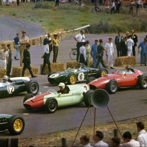 Départ du GP des Pays Bas : Jim est aux côtés de Richie Ginther sur la Ferarri N°3, devant lui, Bruce McLaren, Alan Stacey et Tony Brooks